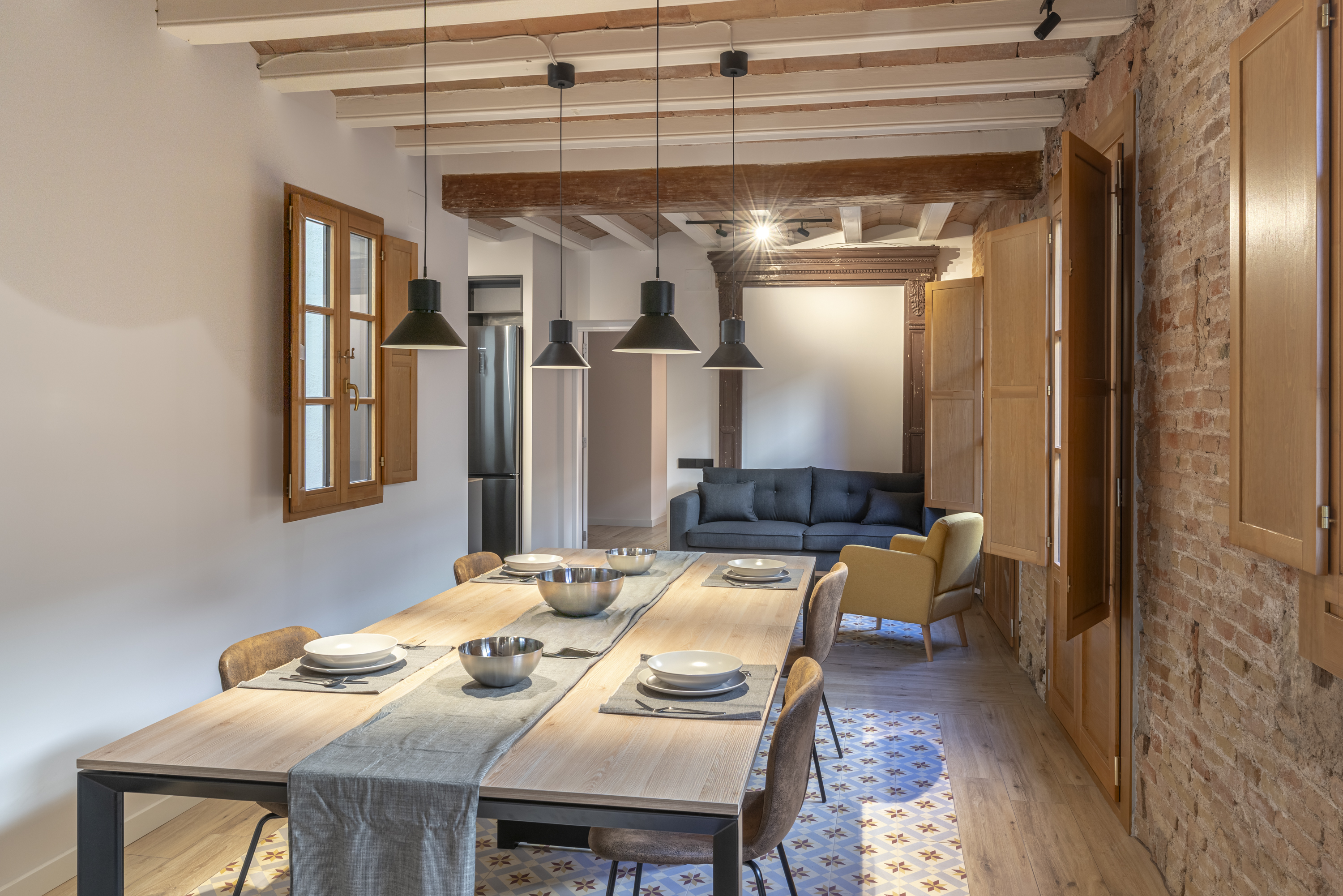 Comedor con lámparas colgantes