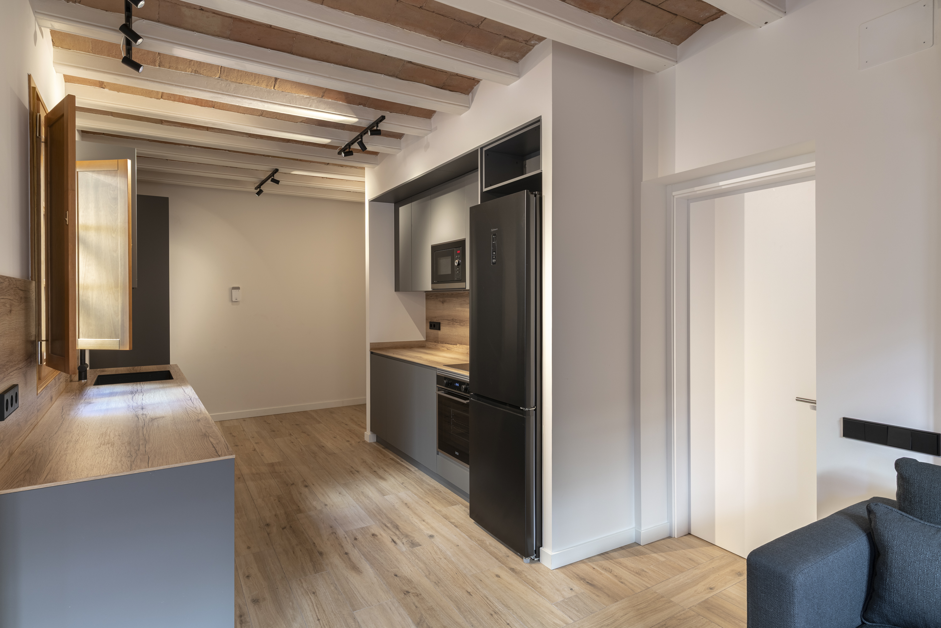 Cocina comunitaria con encimeras de madera