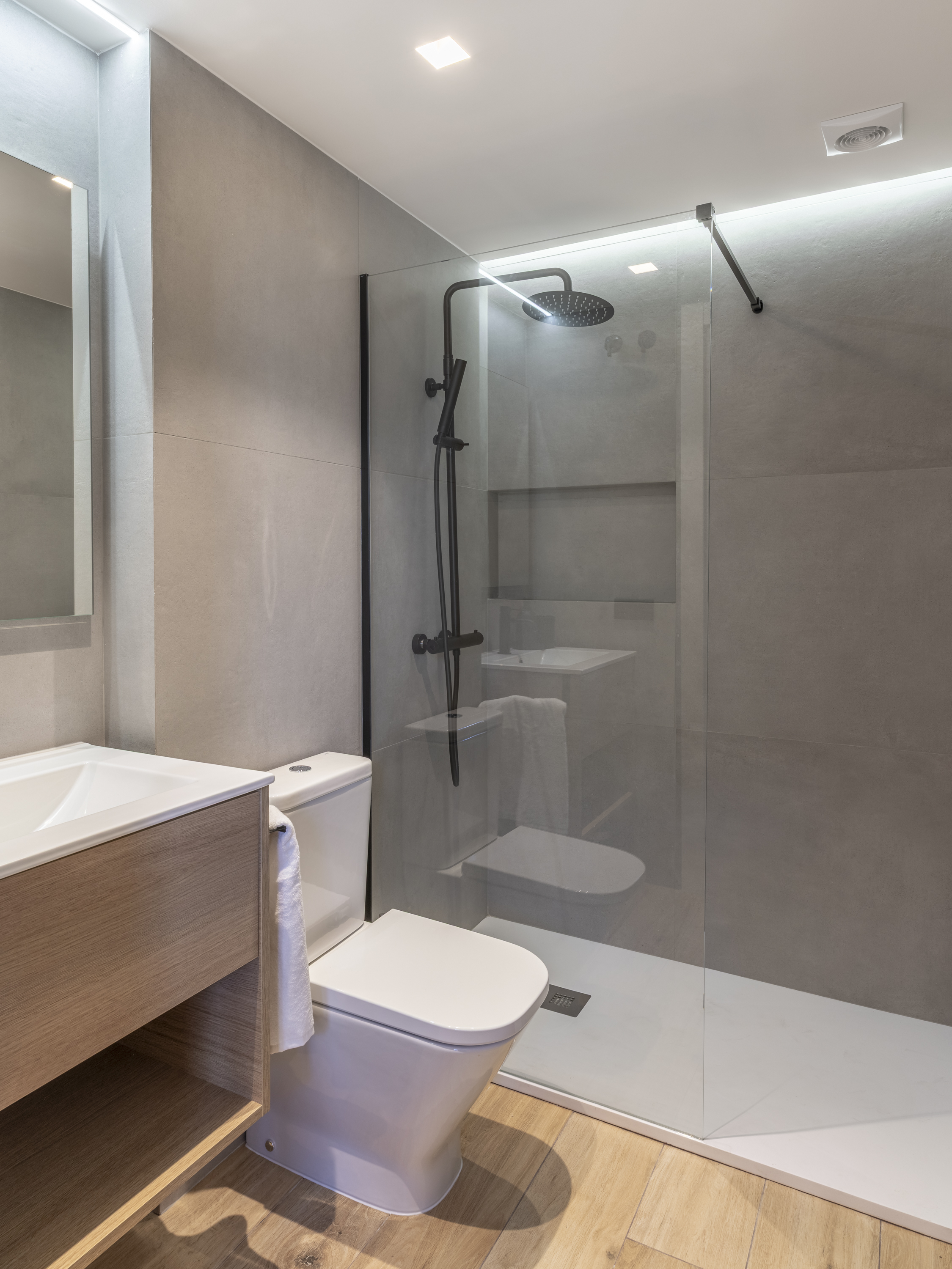 Estudio Jaume — baño con ducha