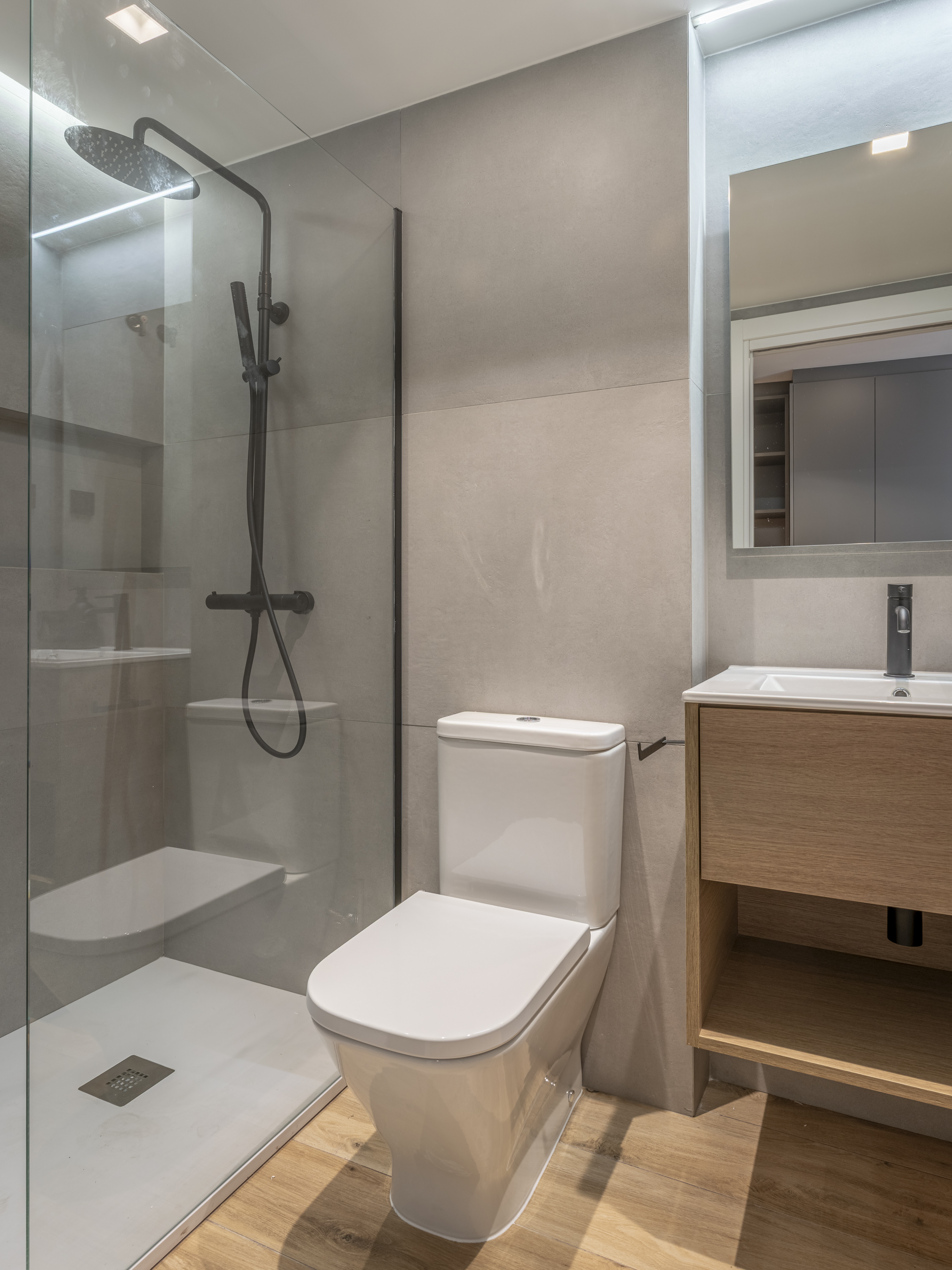 Estudio Barceloneta — baño con ducha